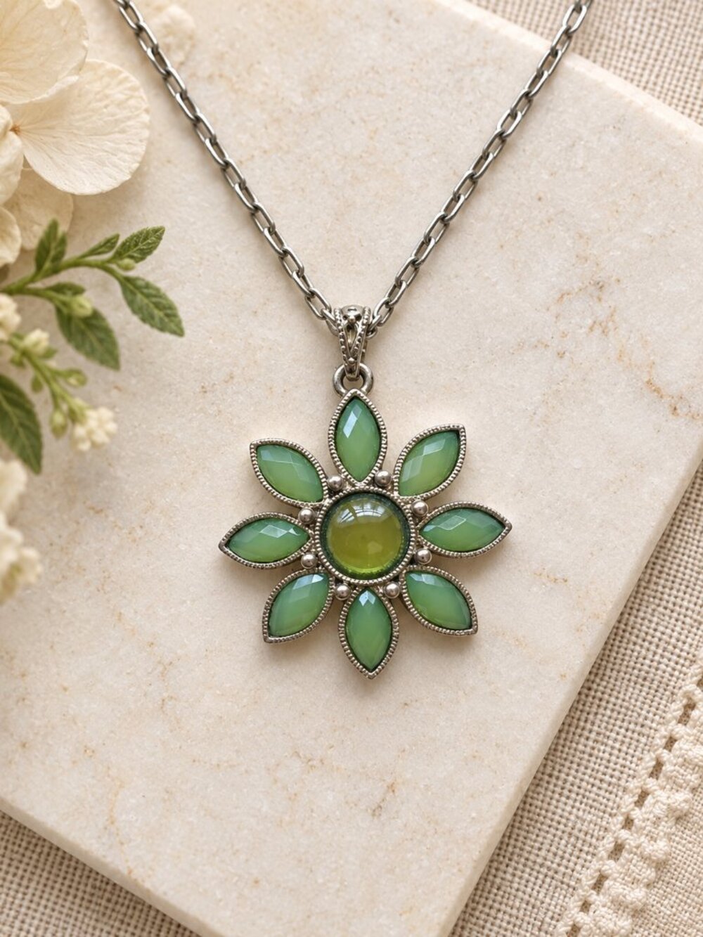 Vintage 2028 Jewelry Y2K Green Glass Flower Pendant Necklace